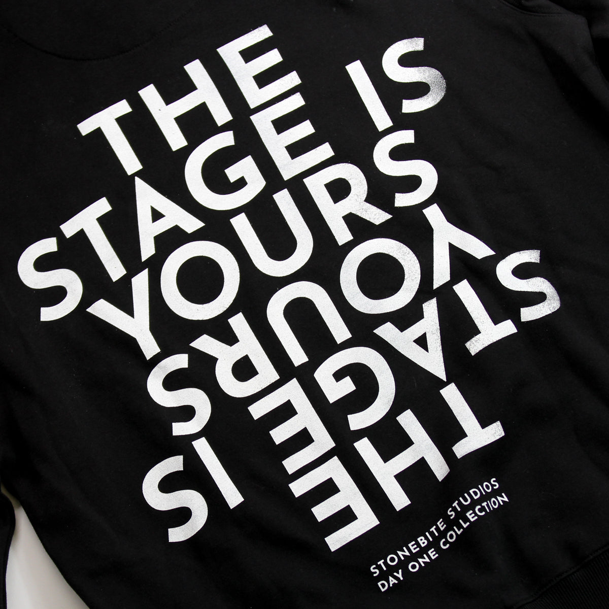 Scharzer Pullover mit weißem Print "The stage is yours" Stonebite Merch